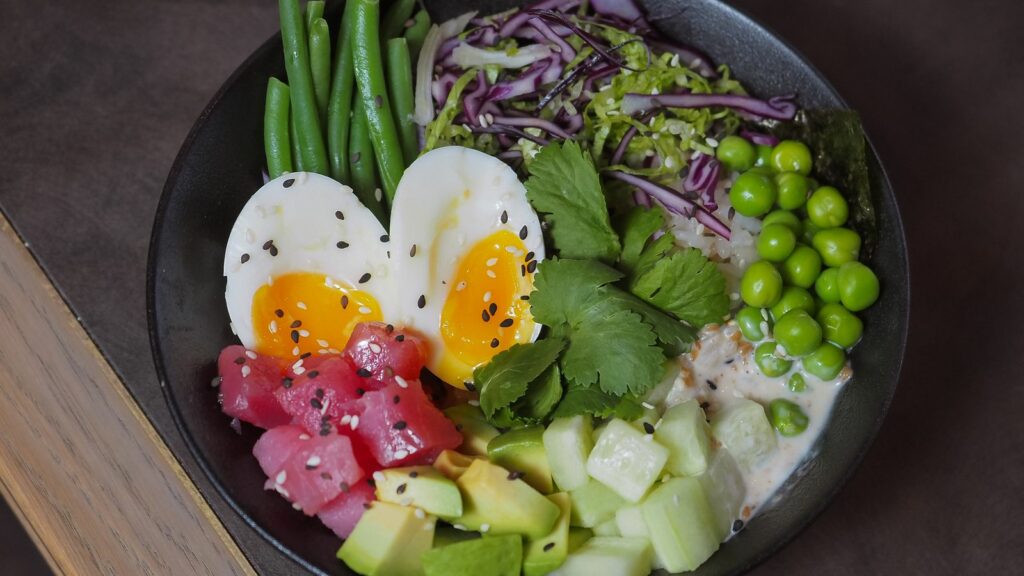 Bol de légumes frais avec œuf — les bases de la nutrition