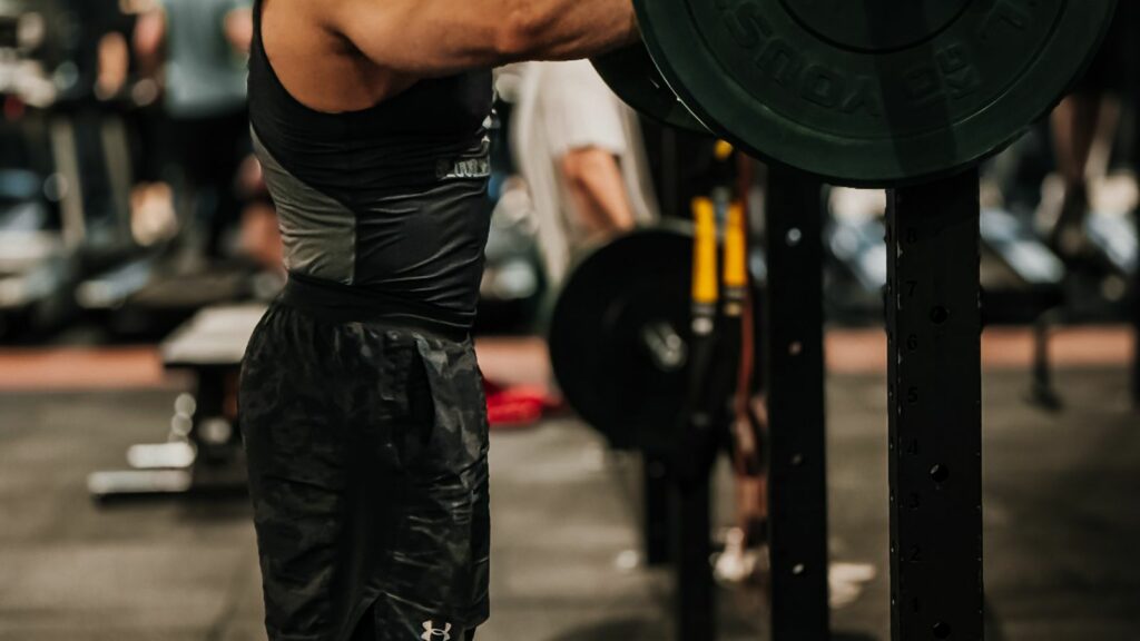 Athlète soulevant une barre en salle — la méthode CrossFit