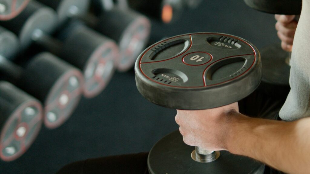 Coach et pratiquant en salle — ce que paie vraiment un abonnement en box