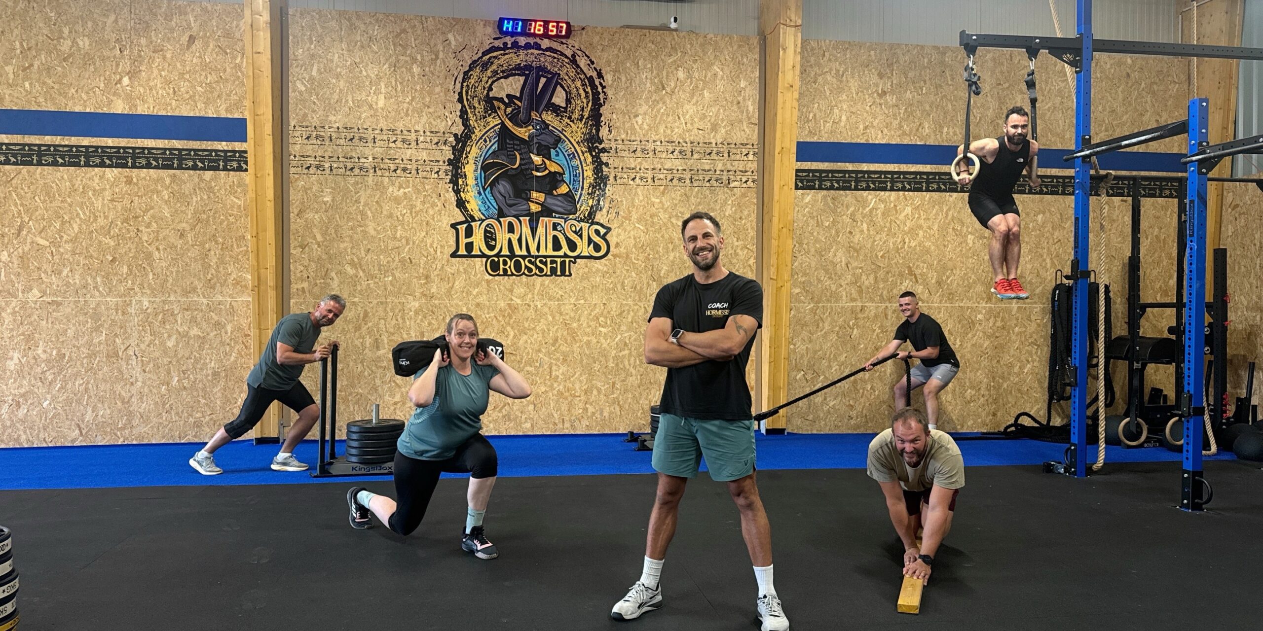 Un cours a CrossFit Hormesis : six adherents en action devant la fresque de la box, a Bourg-Blanc