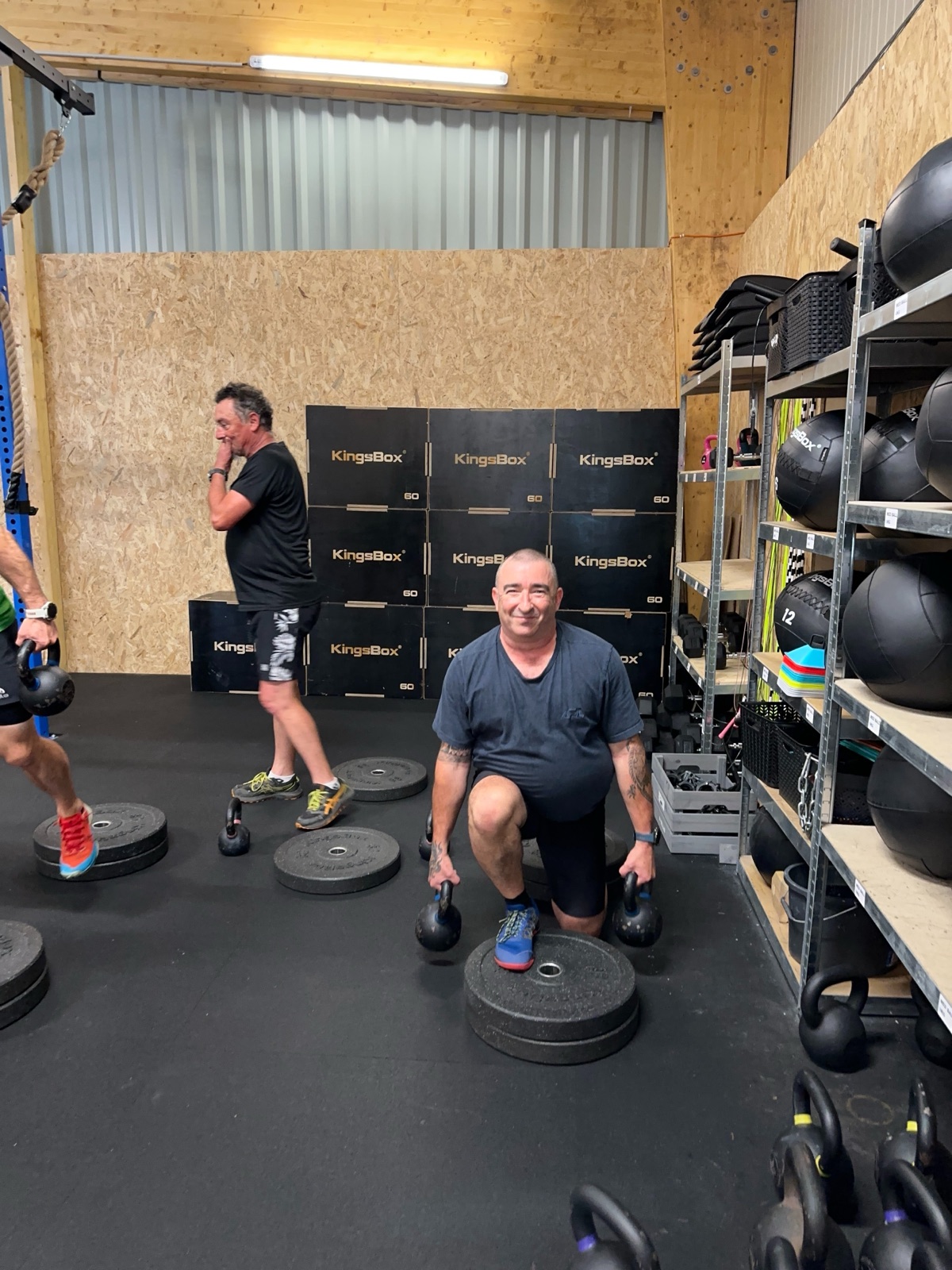 Un adherent d une cinquantaine d annees en seance de kettlebells