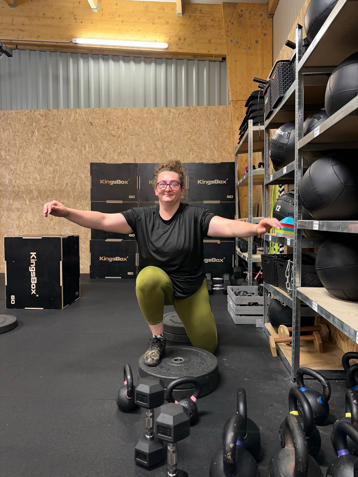 Une adherente souriante pendant une seance a CrossFit Hormesis