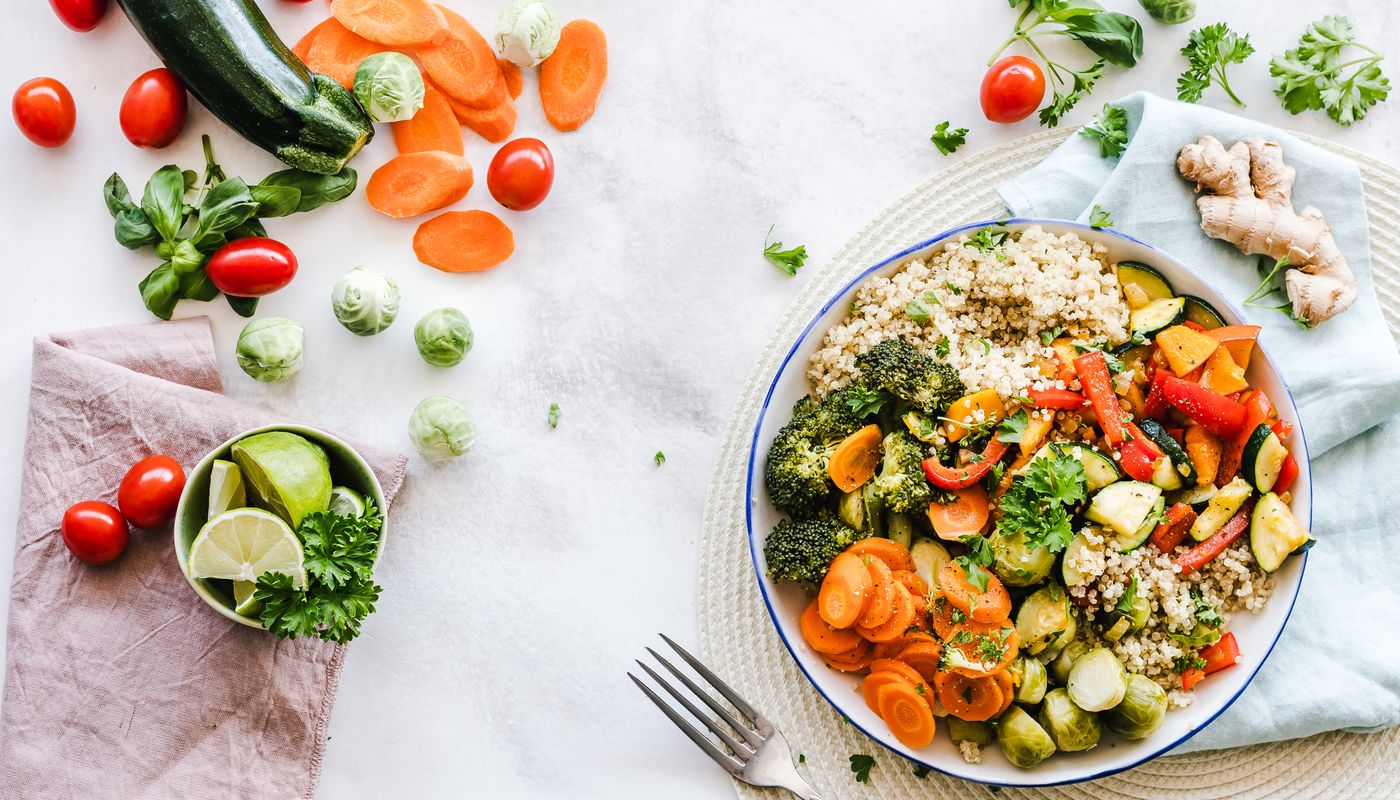 Une assiette composée de légumes frais, de protéines et de féculents.