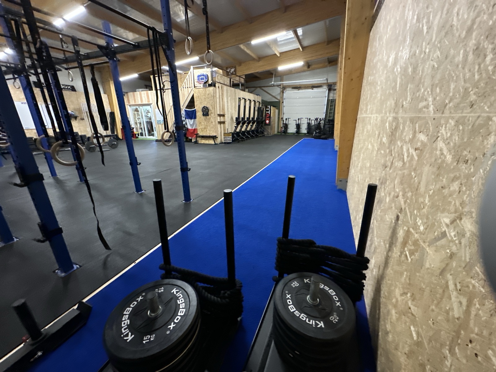 La salle de CrossFit Hormesis avec les traineaux au premier plan